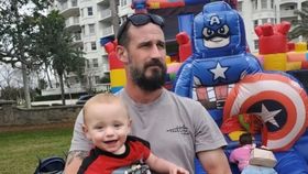 A fost uitat 3 ore în mașină de propriul tată! Povestea tragică a lui Sebastian, copilul de un an și jumătate care a murit